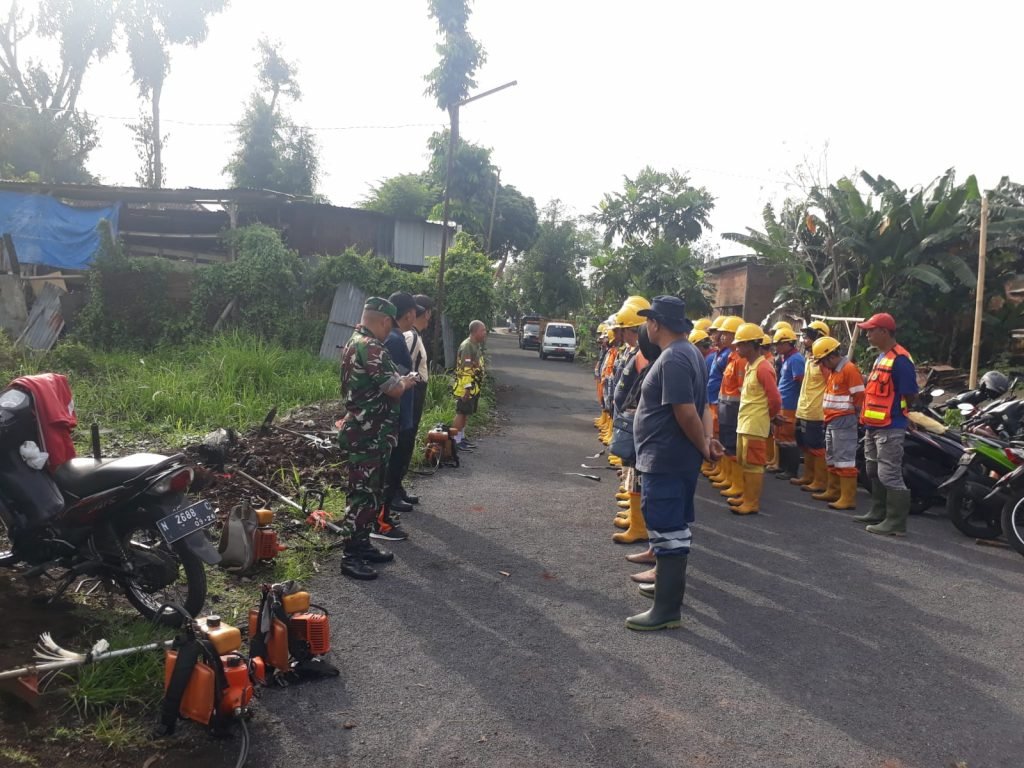 Malang Post Bersama Warga Babinsa Kelurahan Polowijen Kerja