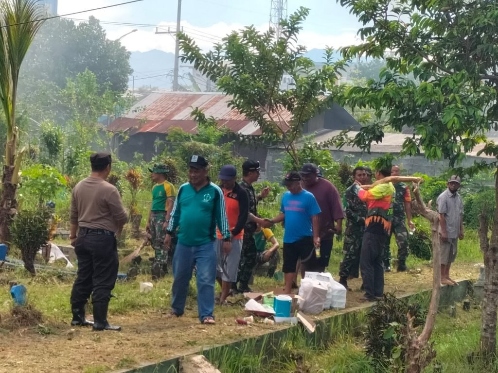 Bersama Masyarakat Babinsa Dan Bhabinkamtibmas Bersihkan Makam Muslim