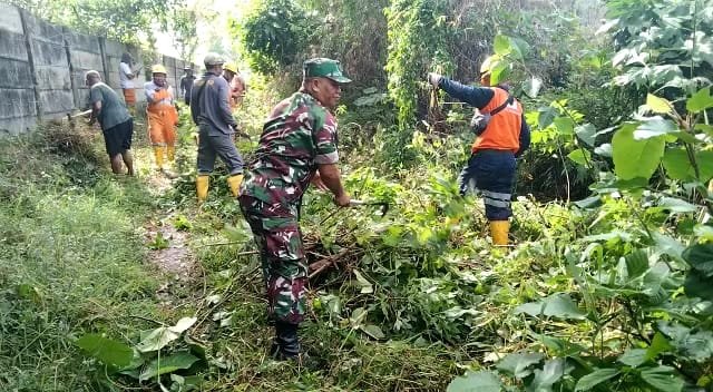 Malang Post Babinsa Dan Warga Gotong Royong Bersihkan Sungai