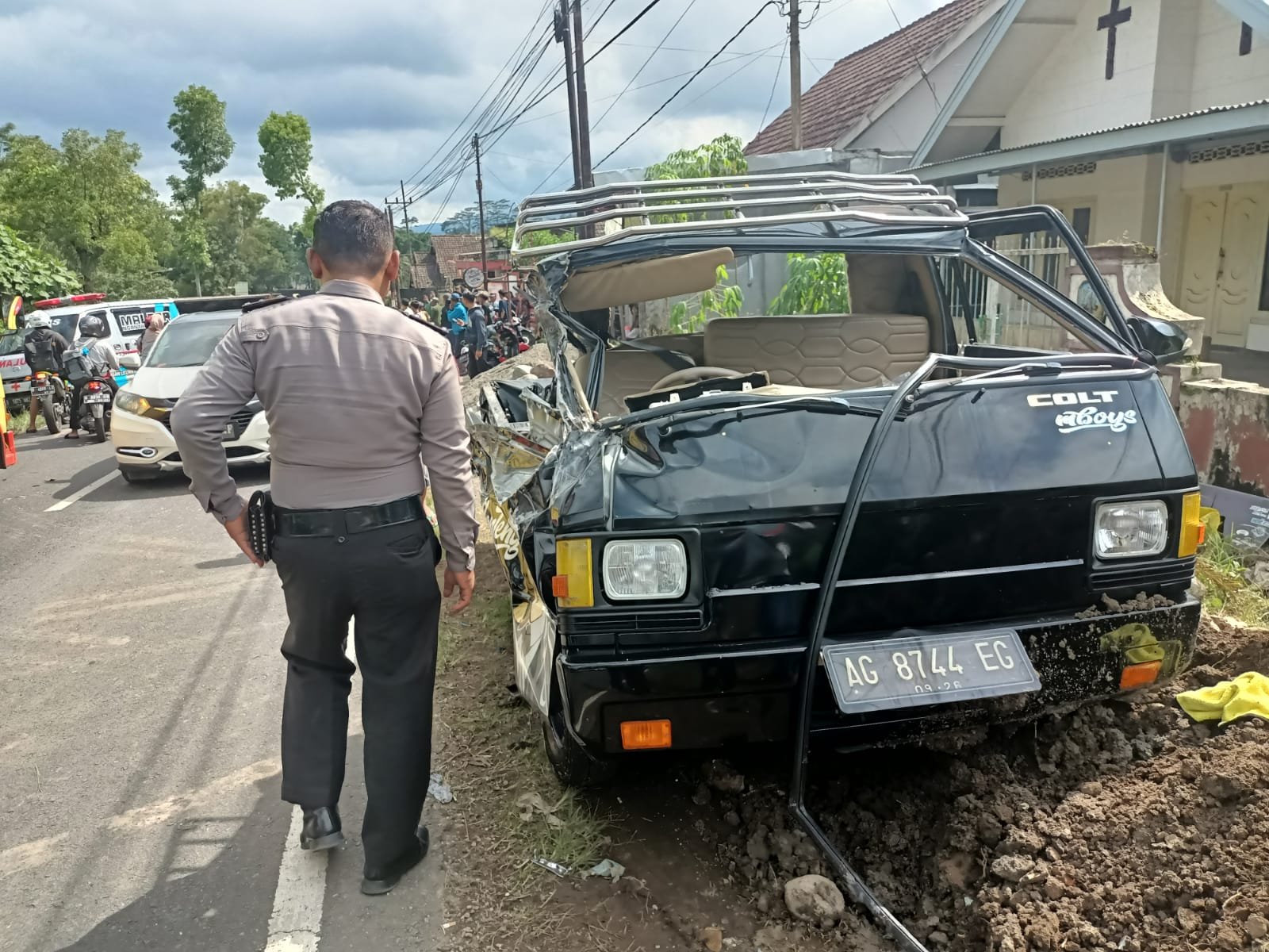 Malang Post Oleng Truk Muatan Pupuk Tabrak Pickup Hingga Terguling