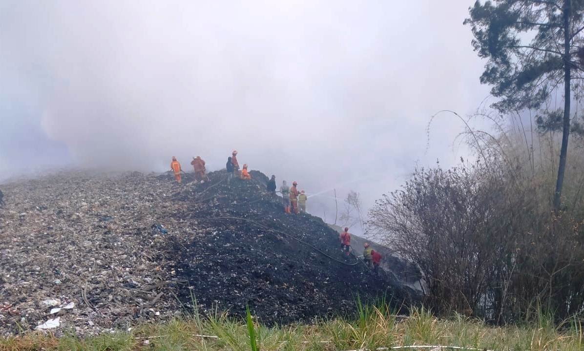 Malang Post Tpa Tlekung Terbakar Diduga Karena Cuaca Panas Dan