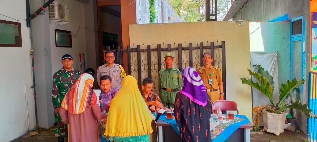 Malang Post Babinsa Wonokoyo Dampingi Penyaluran Bantuan Pangan