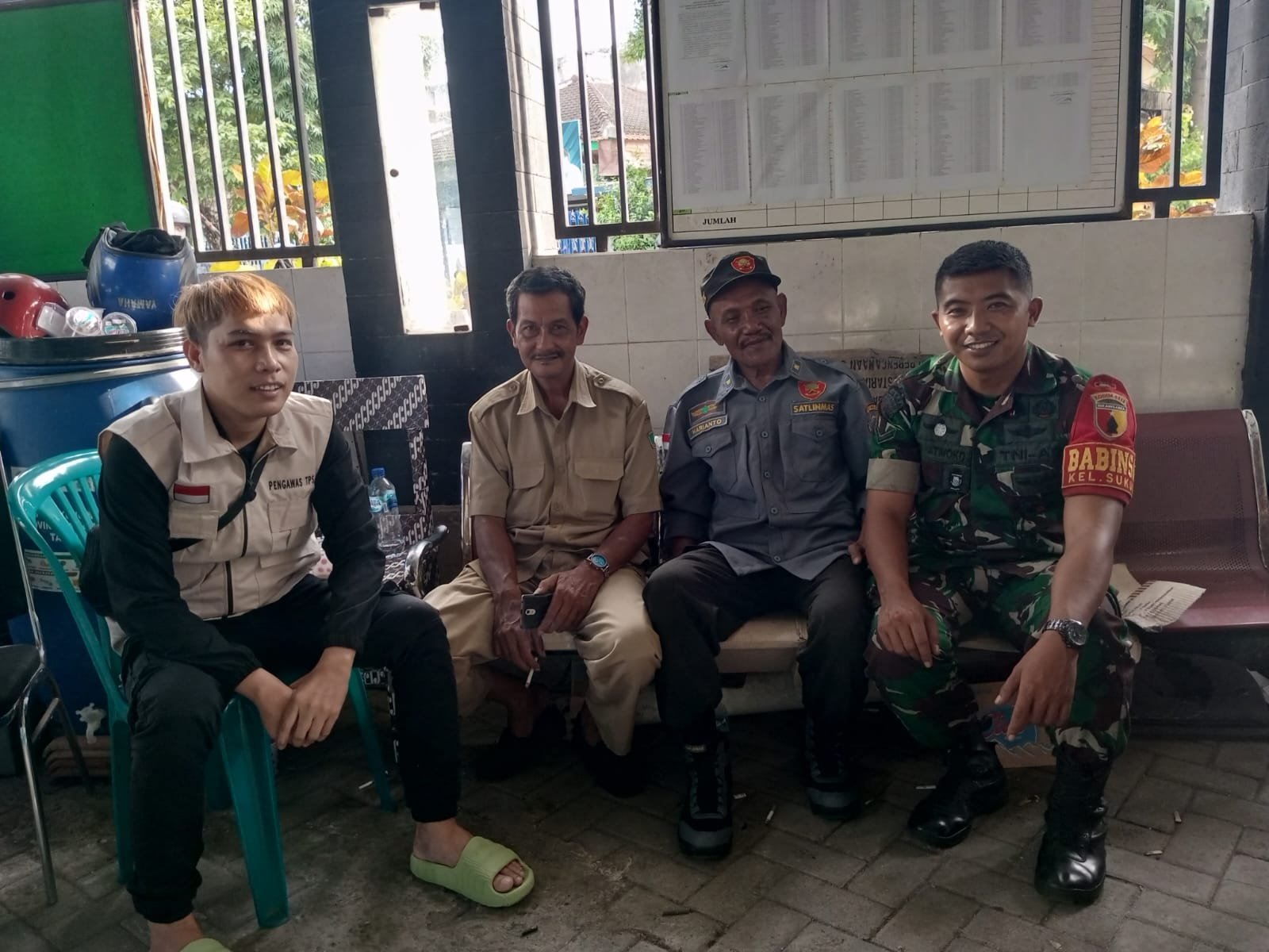 Malang Post Babinsa Sukun Komsos Dengan Warga Di Wilayah Binaan