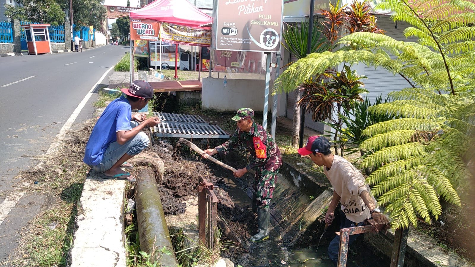 Malang Post Babinsa Tunggulwulung Bersama Warga Gotong Royong