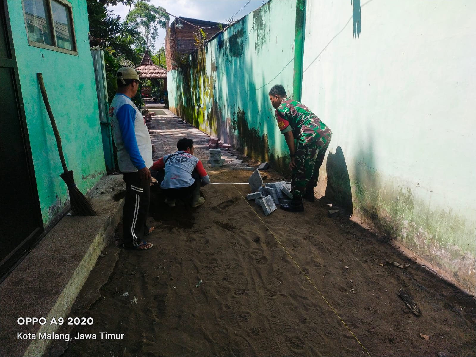 Malang Post Babinsa Dan Warga Bergotong Royong Pavingisasi Gang Makam