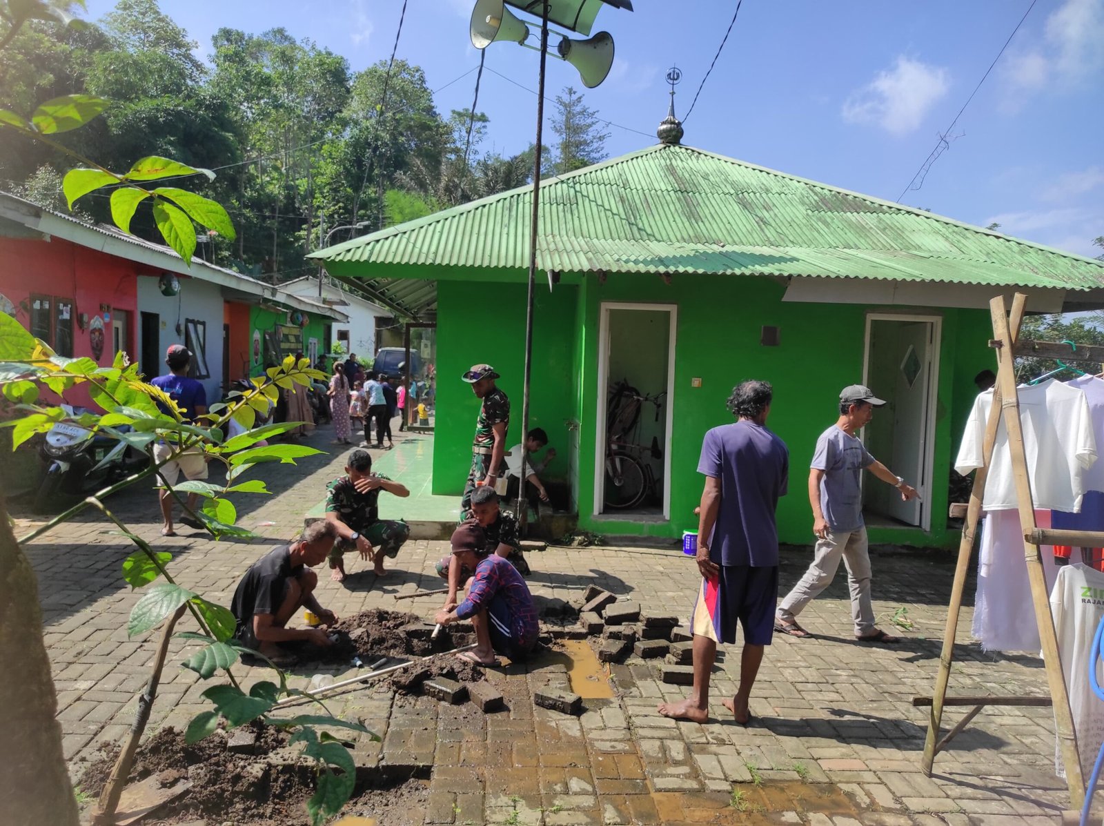 Malang Post Babinsa Tlogowaru Gotong Royong Bersama Masyarakat