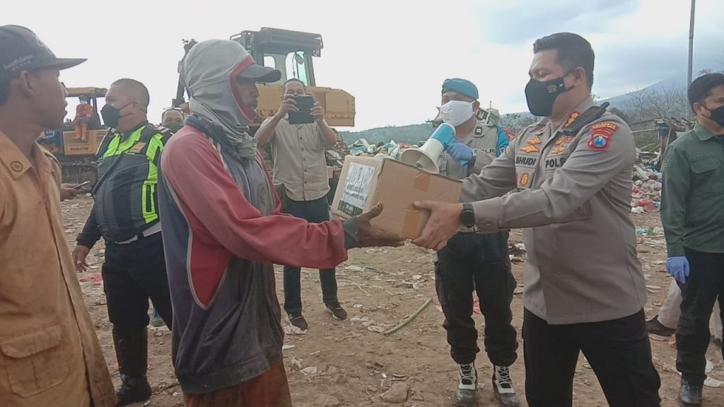 Ringankan Beban, Polresta Malang Kota Berikan Bantuan Dan Daftarkan ...