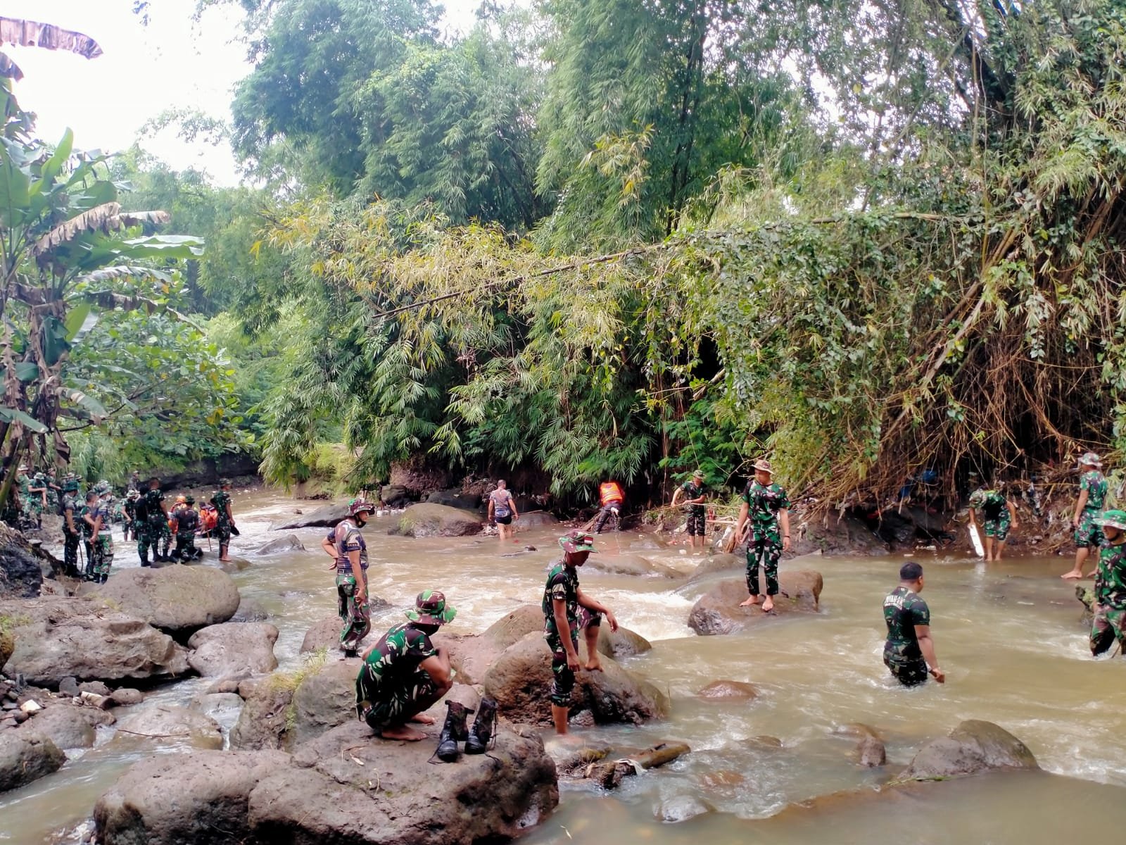 malang-post.com - Aksi Babinsa Karangbesuki Bersama Warga Bersihkan ...