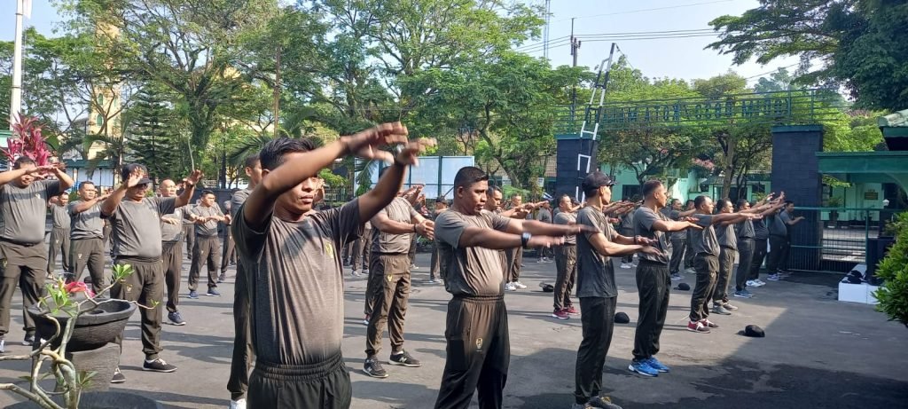 Jaga Kebugaran Tubuh Jajaran Kodim 0833 Olahraga Bersama Malang