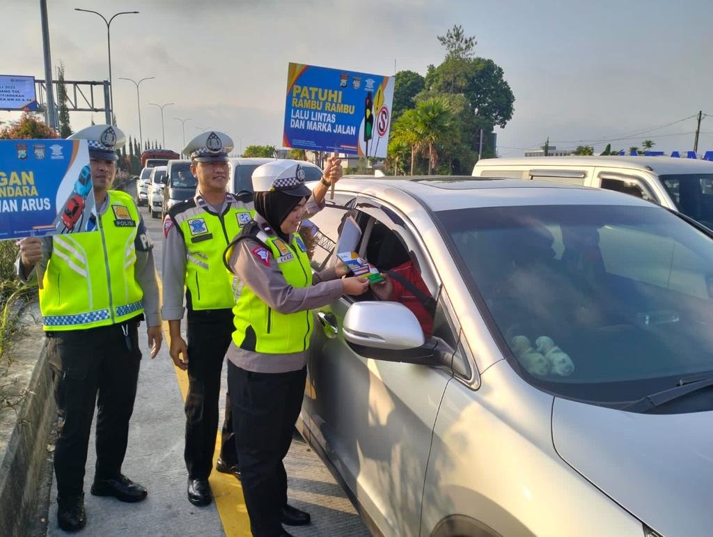 Operasi Patuh Semeru 2023, Satlantas Polres Malang Bagikan Brosur ...