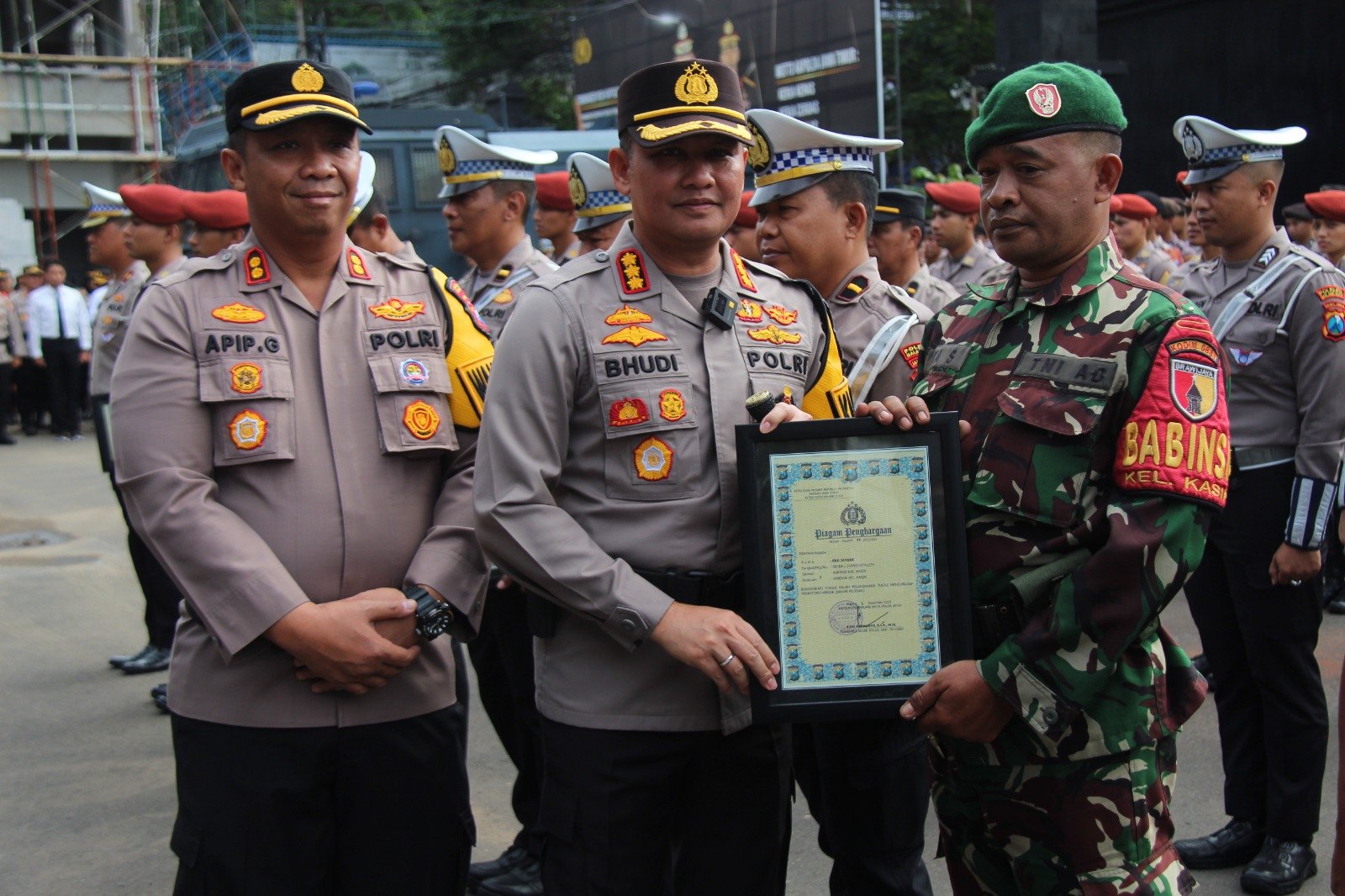 Kapolres Malang Kota Beri Penghargaan Kepada Babinsa Kodim 0833