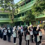 Babinsa Koramil 0833/Sukun Latih Baris-berbaris Guru SMP Alhidayah
