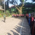 Babinsa Blimbing Bekali Siswa SMPN 14 dengan Disiplin dan Karakter