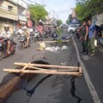 Jalan Rusak di Blimbing Ancam Keselamatan Pengguna Jalan, Babinsa Bergerak Cepat