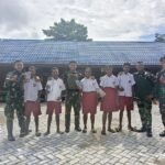 Tanamkan Kedisiplinan Sejak Dini, Satgas Yonif 512/QY Latihkan PBB bagi Siswa di Wilayah Perbatasan.