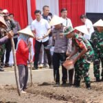 Tanam Jagung di Lahan Polsek Kepanjen. Kapolres Malang: Dukung Ketahanan Pangan Nasional