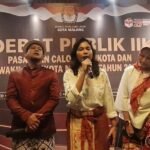 Ganis Rumpoko Sampaikan Pesan dan Harapan Lewat Baju Penuh Coretan