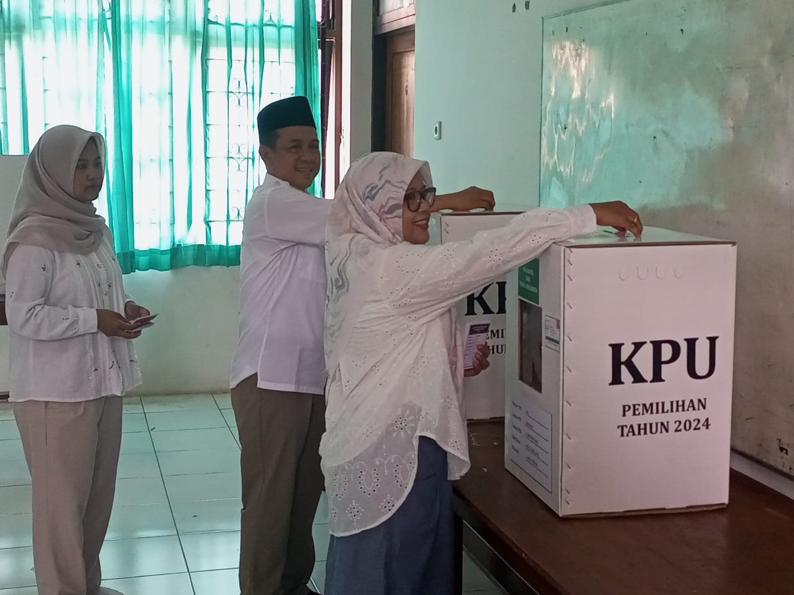 Sebelum Nyoblos, Dimyati Ayatulloh Ziarah ke Makam Ayahanda