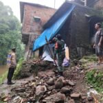 Babinsa Sukun Bantu Evakuasi Warga Terdampak Longsor