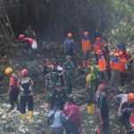 Kodim 0833 dengan Masyarakat Bersihkan Kota Malang Pasca Banjir