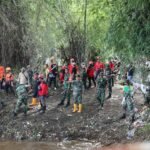 Dandim 0833 Terjun Langsung Tinjau Pelaksanaan Karya Bakti TNI Pembersihan Sungai Amprong