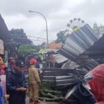 Pohon Tumbang Timpa Rumah Mantan Kadinkes hingga Lapak PKL Alun-alun Batu