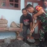 Tunjukkan Kepedulian, Babinsa Arjosari Bersama Warga Perbaiki Rumah Warga Binaan