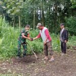 Cegah Banjir, Babinsa Cemorokandang Bersama Warga Tanam Pohon Sukun