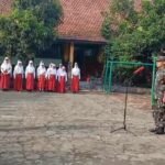 Babinsa Kedungkandang Hadiri Upacara Bendera Di SDN Kedungkandang 2