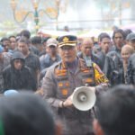 Bersila, Ngobrol Bareng dan Berbasah-basahan, Kapolresta Nanang Ikut Temani Demo Mahasiswa  