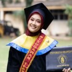 Muthi’ah, Gadis Pembersih Sungai Raih Wisudawan Terbaik UB