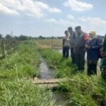 Peninjauan Irigasi Babinsa Buring Bersama Penyuluh Pertanian Dukung Ketahanan Pangan