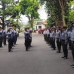 Babinsa Lowokwaru Berikan Pelatihan PBB dan Pembekalan Kepada Linmas