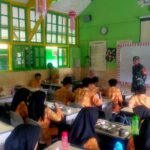 Babinsa Sukoharjo Pastikan Program Makan Gratis Bergizi Tepat Sasaran di SMPN 2 Malang