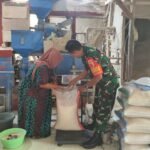 Bersama Mitra Petani, Babinsa Tasikmadu Motivasi Petani Jaga Kualitas Gabah Kering