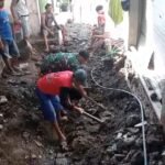 Cegah Banjir, Babinsa Kedungkandang dan Warga Bahu-Membahu Atasi Masalah Saluran Air