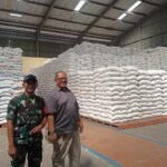 Babinsa Gadang Aktif Pantau Gudang Bulog, Pastikan Ketersediaan Dan Kualitas Beras