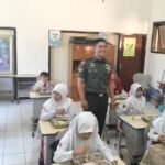 Babinsa Bareng Pastikan Program Makan Gratis Bergizi di SDN Bareng 1 Tepat Sasaran