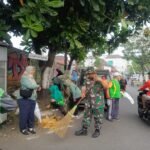 Sinergi Babinsa Klojen bersama Linmas dan Warga dalam Kerja Bakti Lingkungan