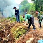Wujud Nyata Gotong Royong, Babinsa, Linmas dan Warga Bersihkan Bahu Jalan Tlogowaru