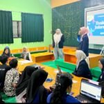 Tim Perpustakaan Digital UM Pelatihan Literasi Digital di SMKN 3