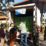 Jaga Stabilitas Harga Pasokan Bahan Pangan Babinsa Gadang Dampingi Bulog