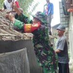 Gotong Royong Babinsa dan Warga Buring Perbaiki Rumah