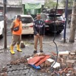 Tembok Pagar Pasar Besar Ambrol Celakai Penjual Pisang
