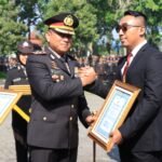 Warga Bantu Polisi, Terima Penghargaan
