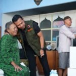 Cak Nur Tinjau Korban Angin Kencang di Giripurno, Bawa Bantuan, Santunan, hingga Kursi Roda Baru