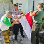Sambut HUT RI, Babinsa Bareng Ajak Warga Pasang Bendera Merah Putih