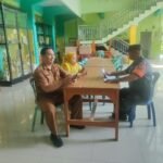Jaga Kondusifitas Wilayah, Babinsa Buring Komsos Bareng Warga