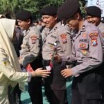 Bunga dan Jeruk, Simbol Dukungan Pelajar untuk Polres Batu