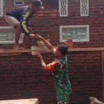 Wujud Kemanunggalan TNI-Rakyat, Babinsa Arjosari Bantu Rehab Rumah Warga